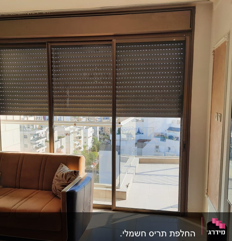 חלון אלומיניום עם תריסים סגורים